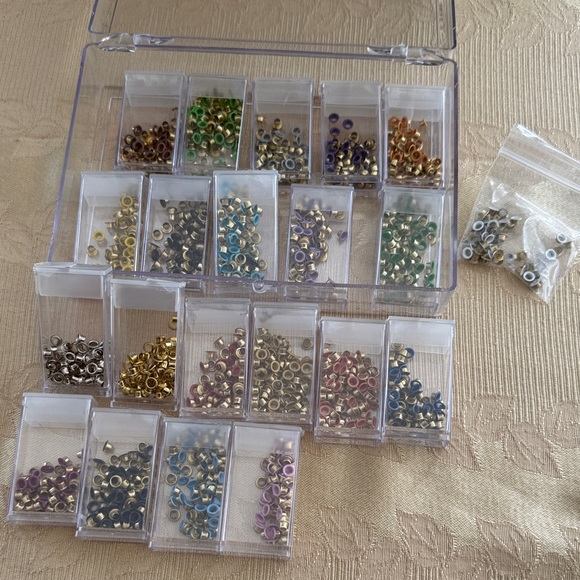 Assorted Eyelet Set in Multiple Colors - Picture 1 of 2